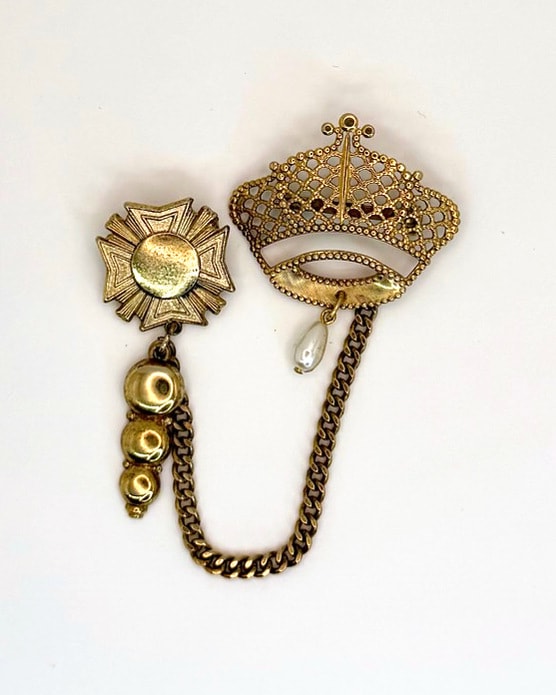 Vintage Style Gold-Tone Drape Chain Brooch with Faux Pearl Accent